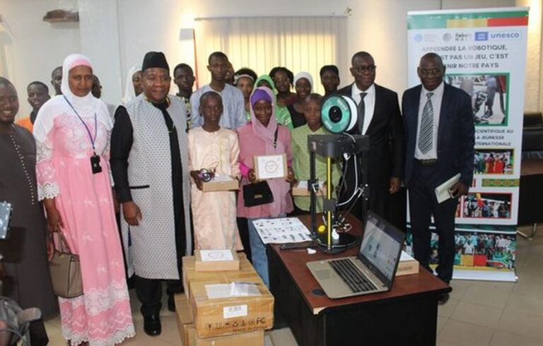 L’UNESCO remet des équipements de robotique au Centre Robots-Mali