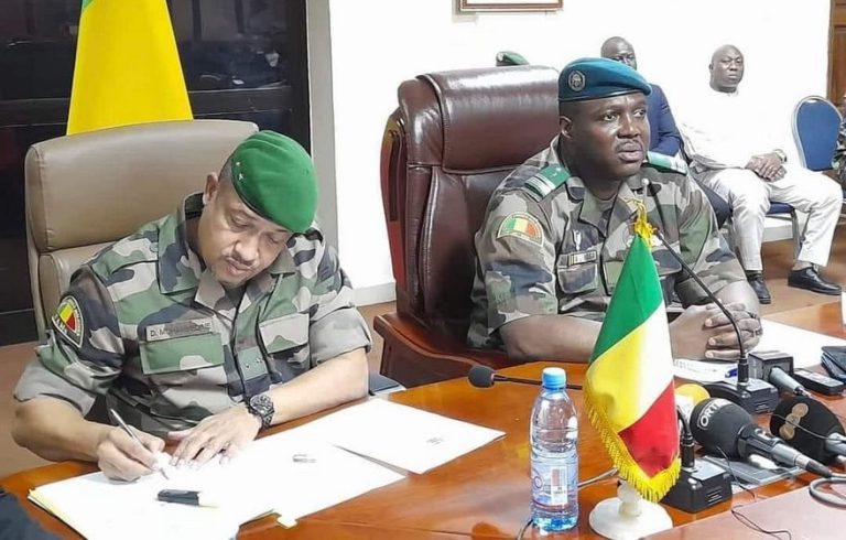 POINT DE PRESSE SUR LA REMISE DES CARTES NATIONALES D'IDENTITÉ BIOMÉTRIQUES SÉCURISÉES