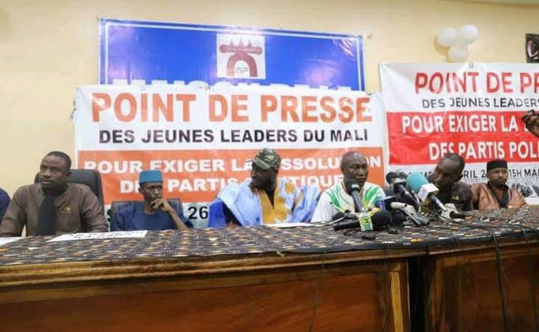 Point de presse pour la dissolution des partis politiques