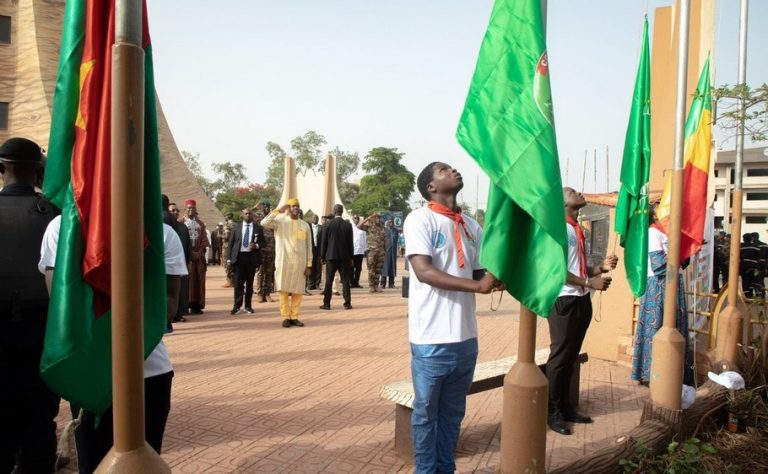 Montée des couleurs à l’occasion du 25 Mai