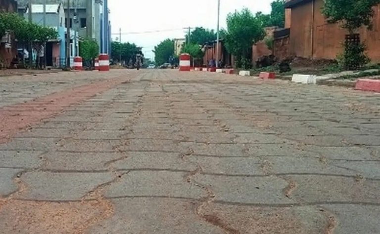 Paves-dans-rue-de-Koulouba
