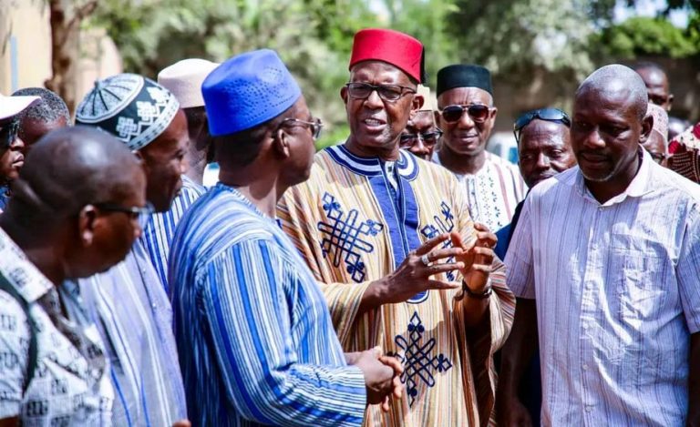 Ministre Daffé avec les artisants SIAMA 2025