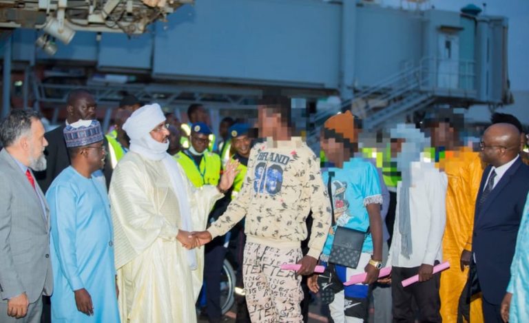 Mossa Ag ATTAHER au chevet des 150 compatriotes de retour au bercail