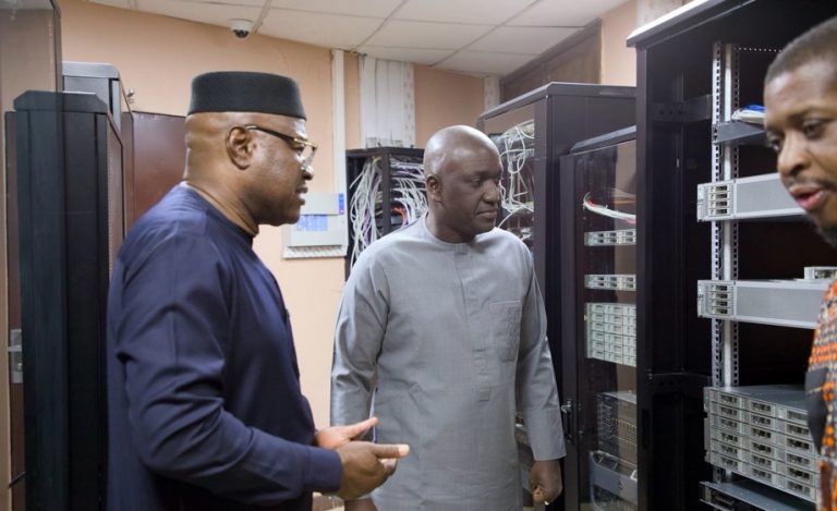 Médecin Général de Brigade Boubacar DEMBELE inspecte les installations solaires