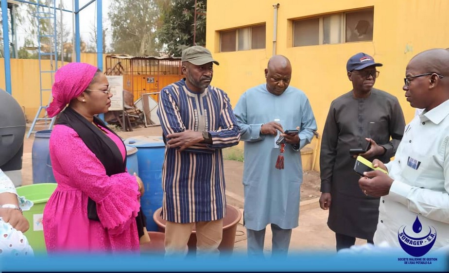 Mme Bocoum distribue sa générosité aux enfants