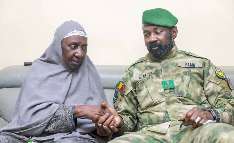 Assimi Goïta rend visite chez Sadio Camara