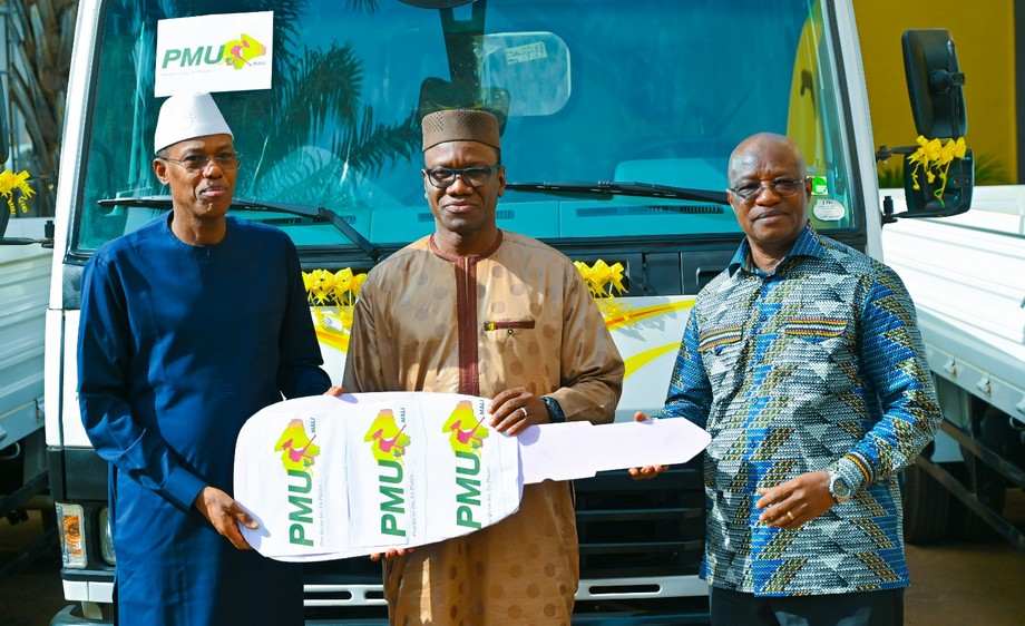 PMU Mali don de trois camions bennes au MATD