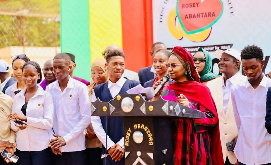 Oumou Sall Seck à la Jeunesse