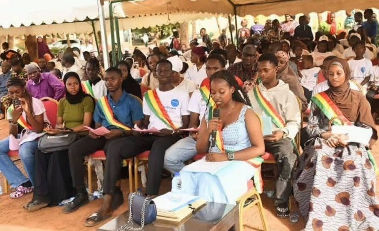 journée des enfants africain les membres du gouvernement au Parlement des enfants
